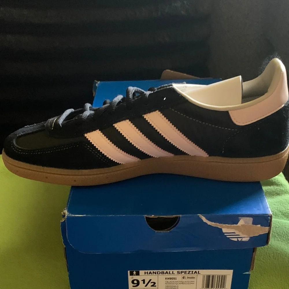 adidas Handball Spezial Men’s Sneakers - navy blue & white